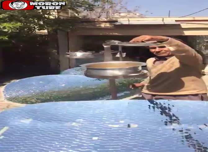 Video :A guy uses Pakistani parabolic solar cookers to make lunch